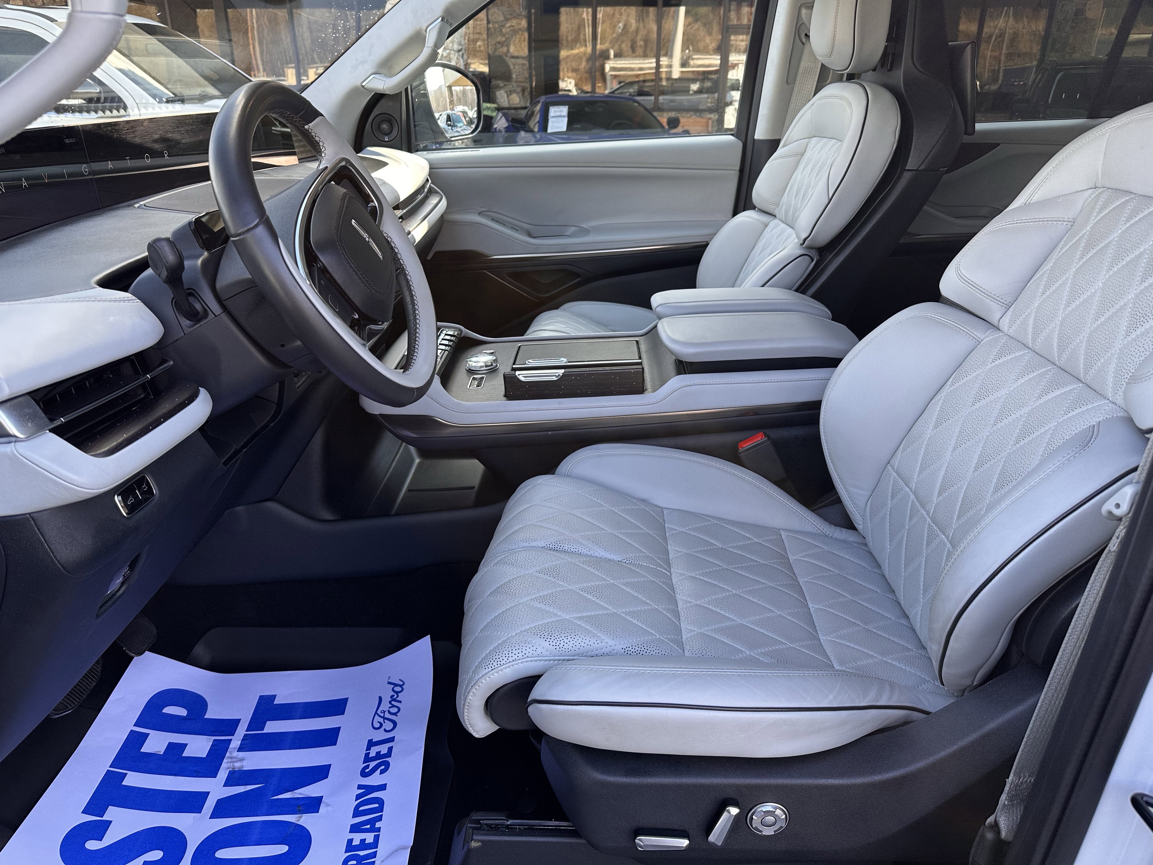 Used 2025 Lincoln Navigator L Black Label w/ Black Label Special Edition image 10