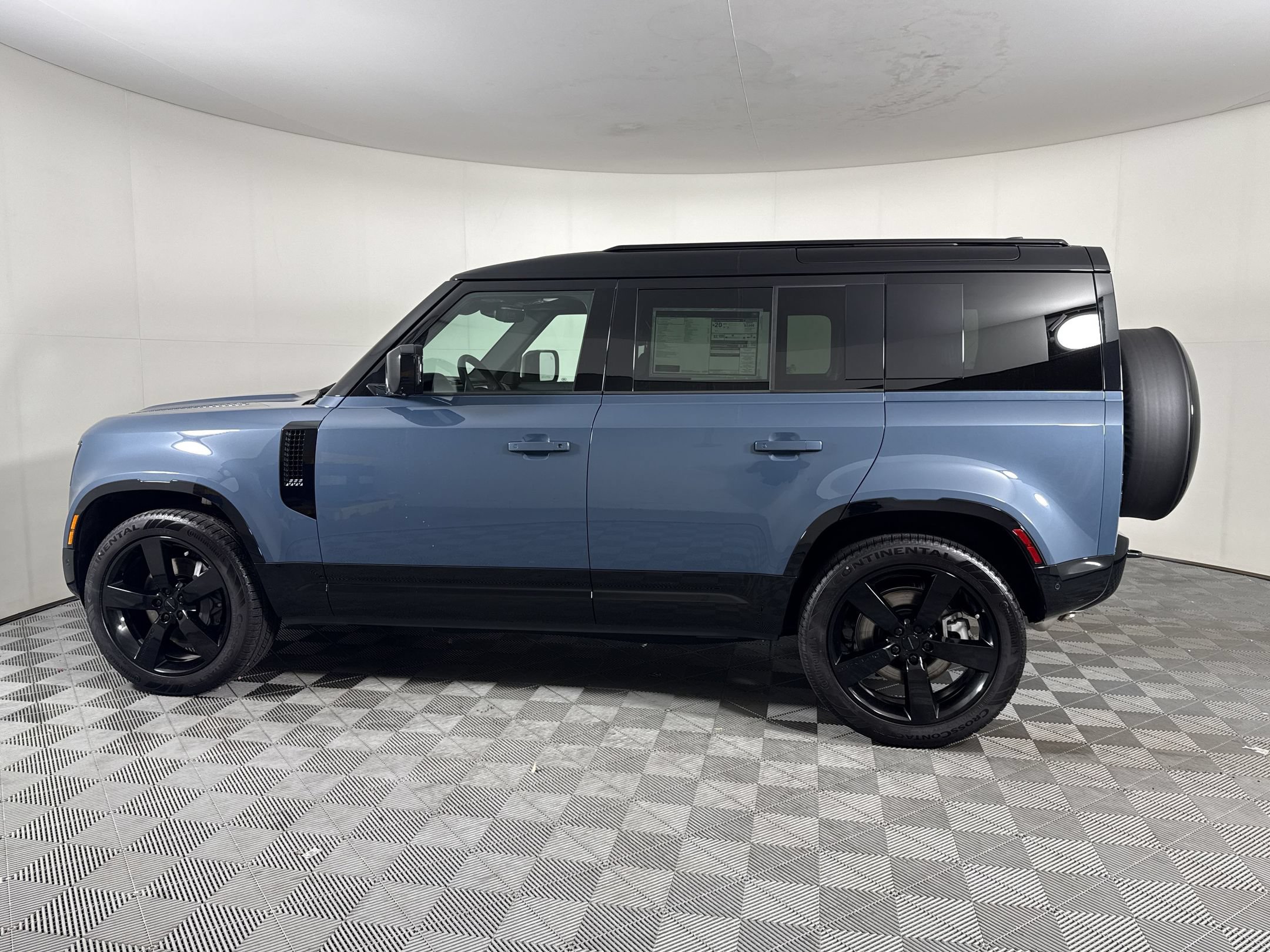 New 2026 Land Rover Defender 110 X-Dynamic SE AWD/4WD image 2