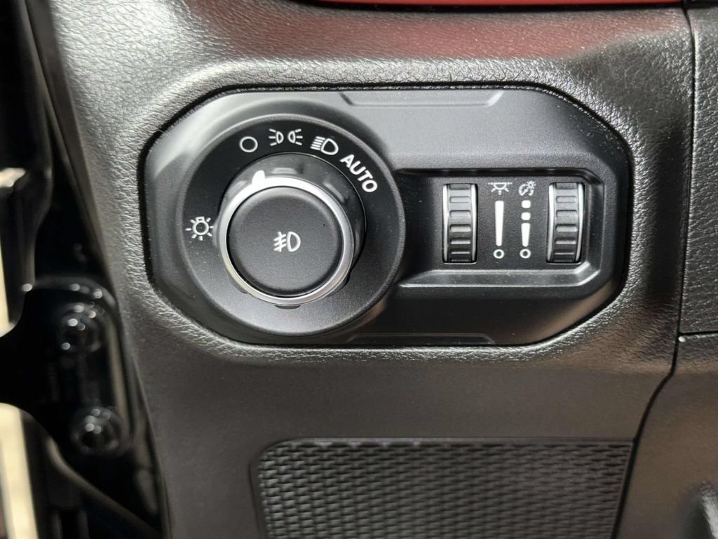 Used 2020 Jeep Wrangler Unlimited Rubicon w/ Dual Top Group AWD/4WD image 25