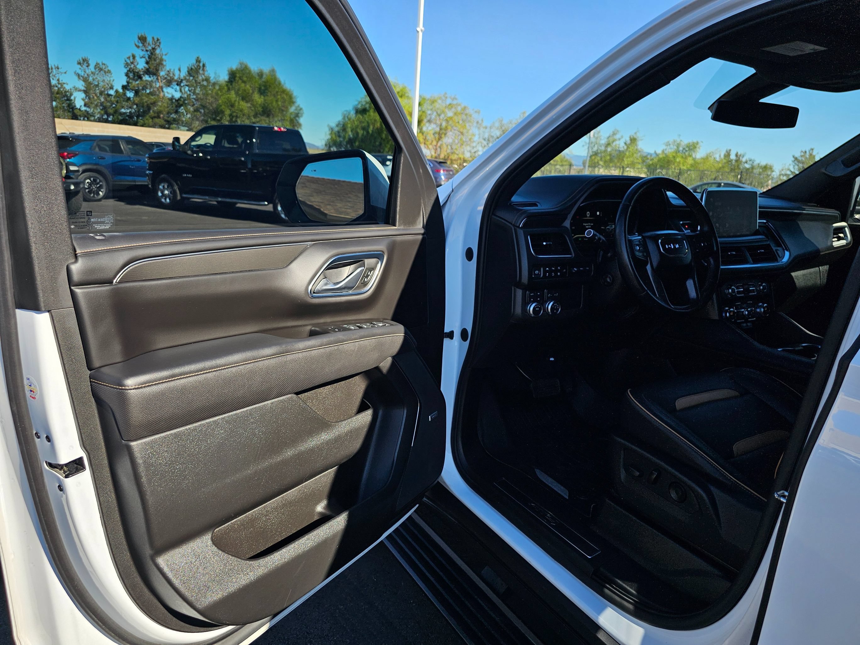Used 2022 GMC Yukon XL AT4 w/ Technology Package AWD/4WD image 20