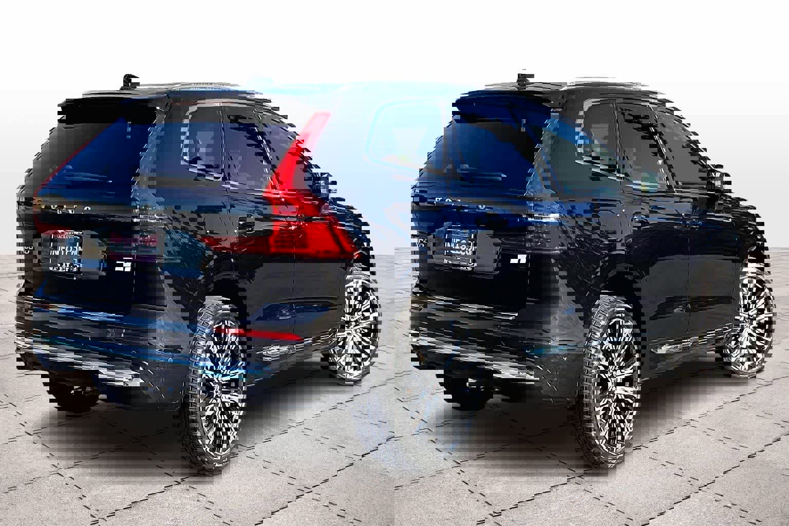 Used 2023 Volvo XC60 T8 Ultimate w/ Climate Package image 16