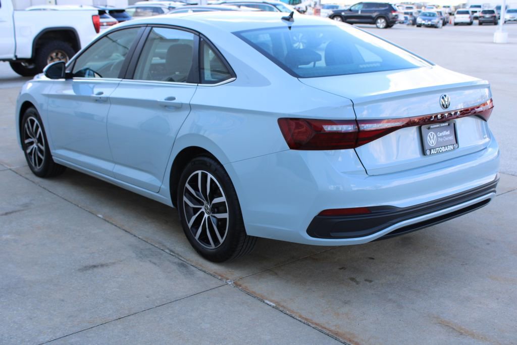Used 2025 Volkswagen Jetta SE w/ Sunroof Package FWD image 4