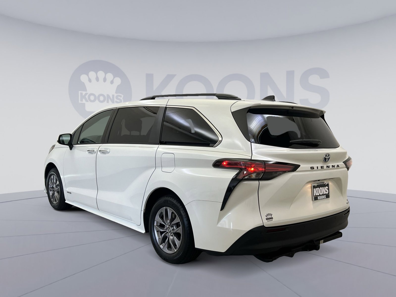 Used 2021 Toyota Sienna XLE w/ XLE Plus Package image 4