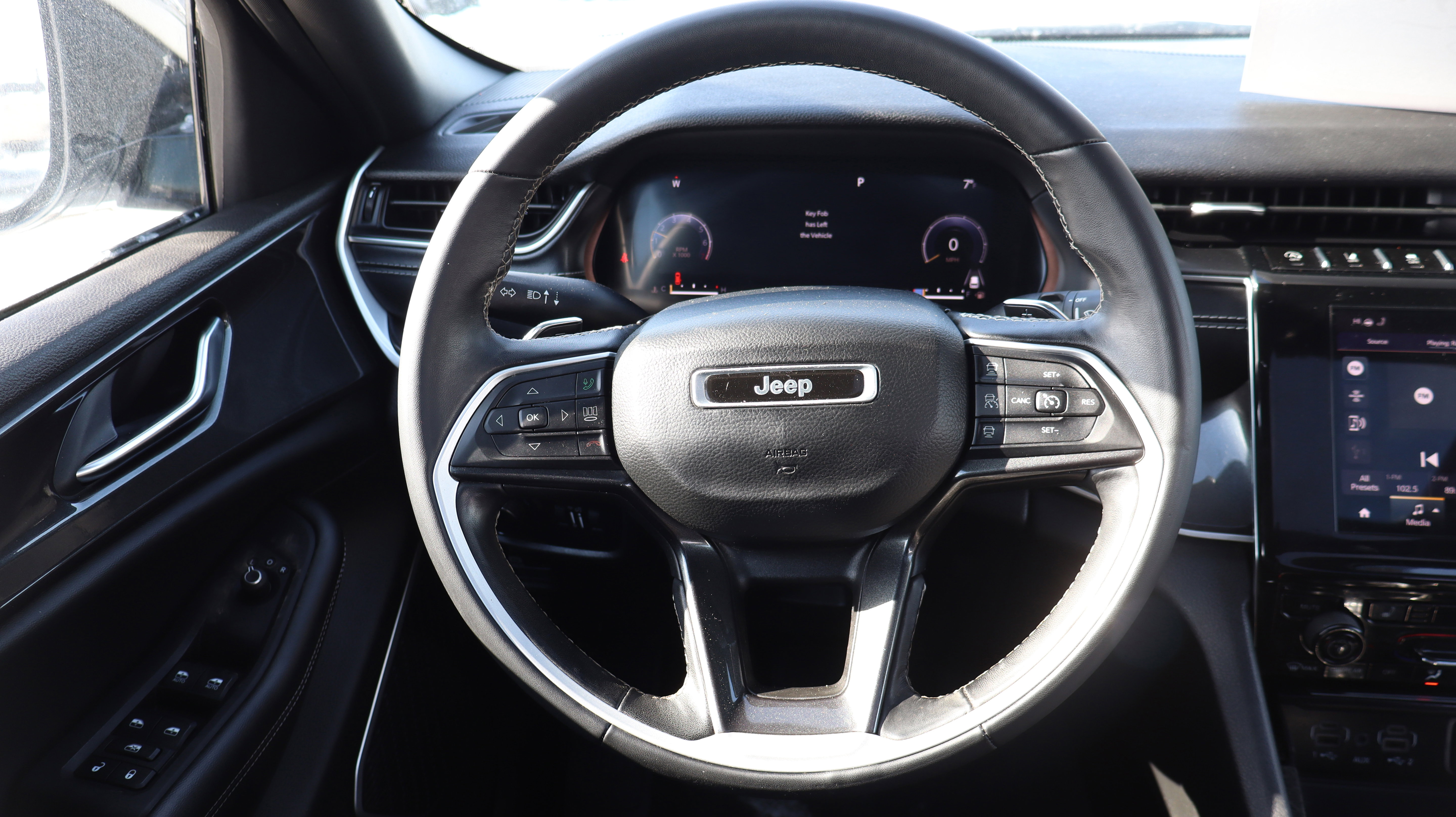 Used 2022 Jeep Grand Cherokee L Laredo image 9