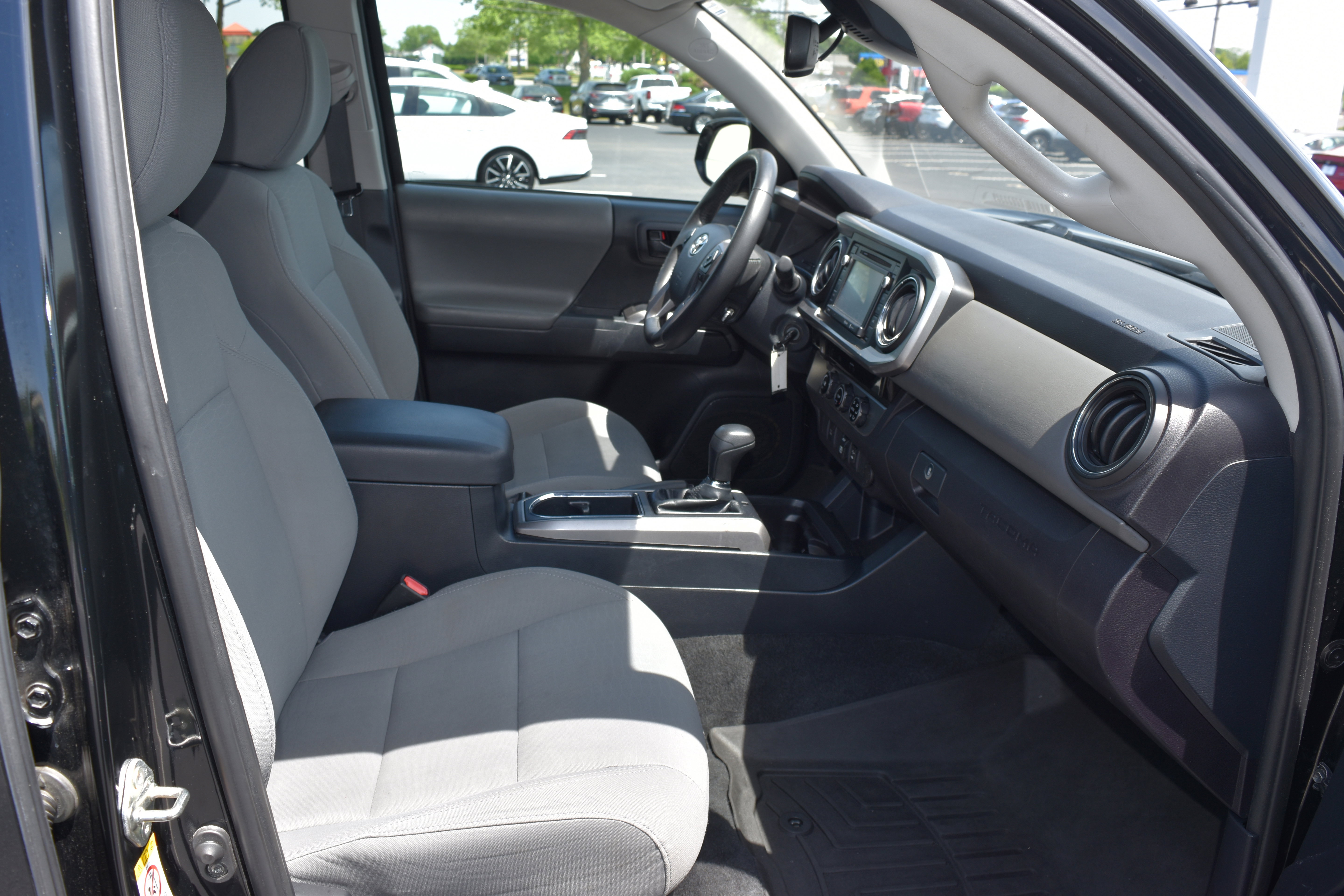 Used 2018 Toyota Tacoma SR5 RWD image 32