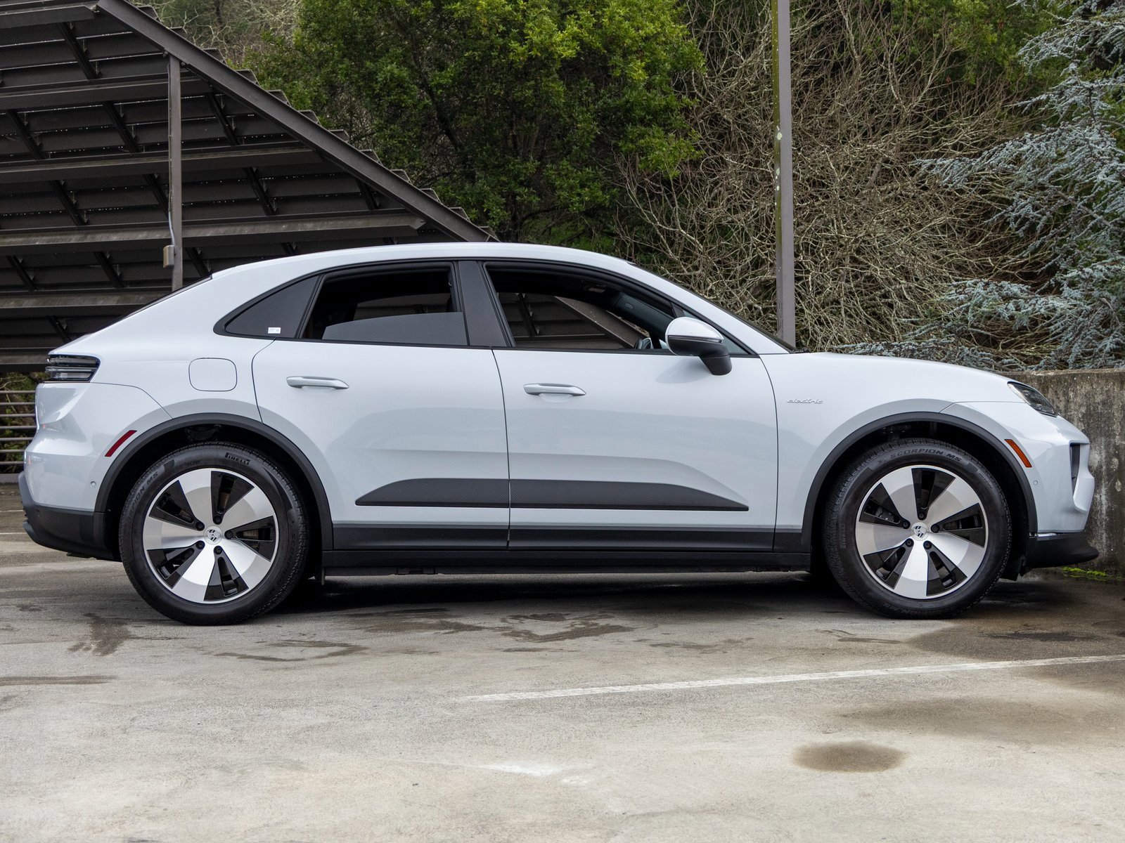 Certified 2024 Porsche Macan 4 Electric image 12