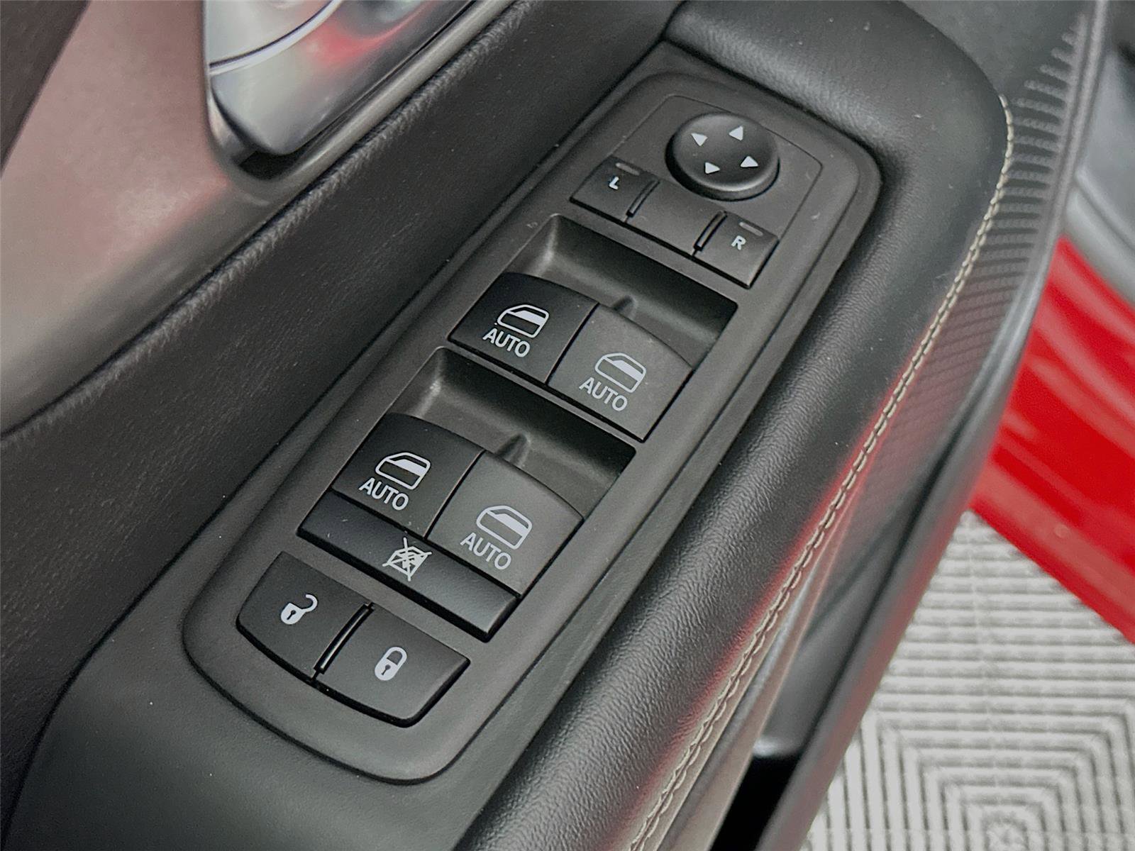 Used 2025 Chrysler Pacifica Select image 18