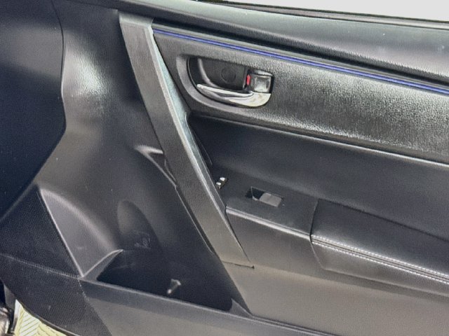Used 2018 Toyota Corolla SE FWD image 29