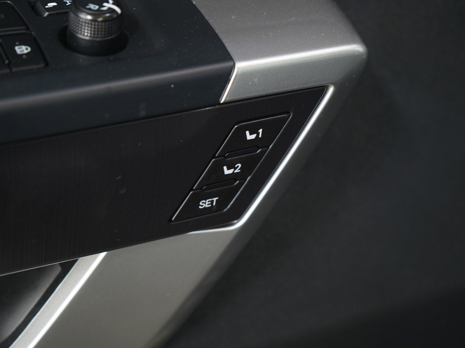 Used 2025 Toyota Sequoia Platinum AWD/4WD image 29