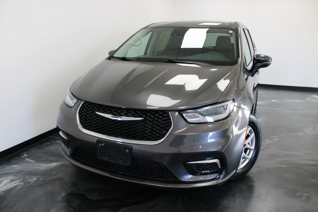 Used 2023 Chrysler Pacifica Touring-L FWD image 4