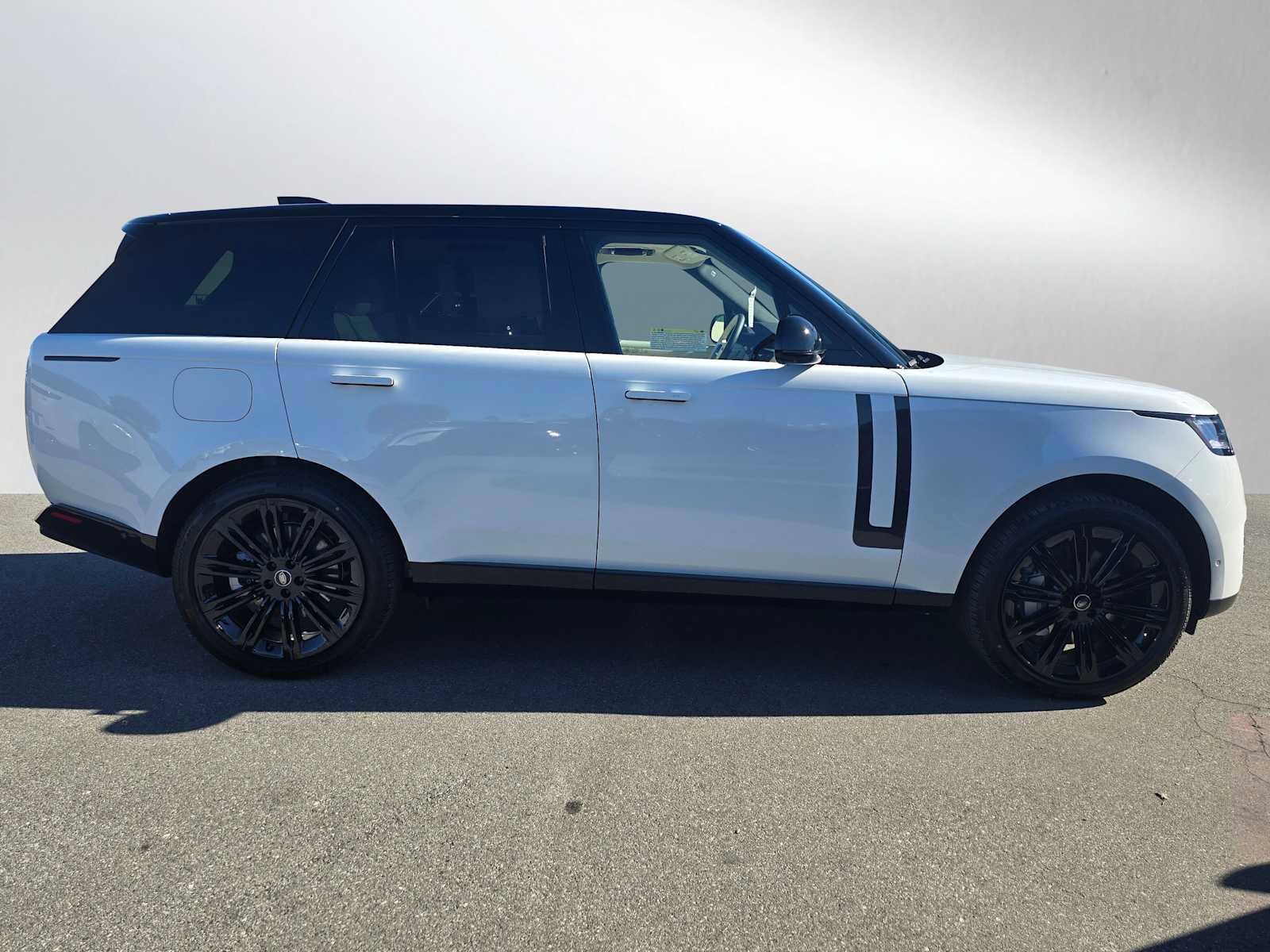 New 2025 Land Rover Range Rover SE image 8