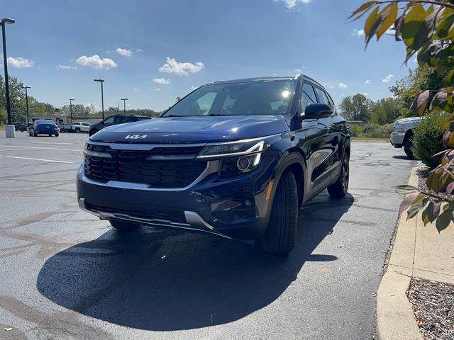 Used 2024 Kia Seltos EX image 3