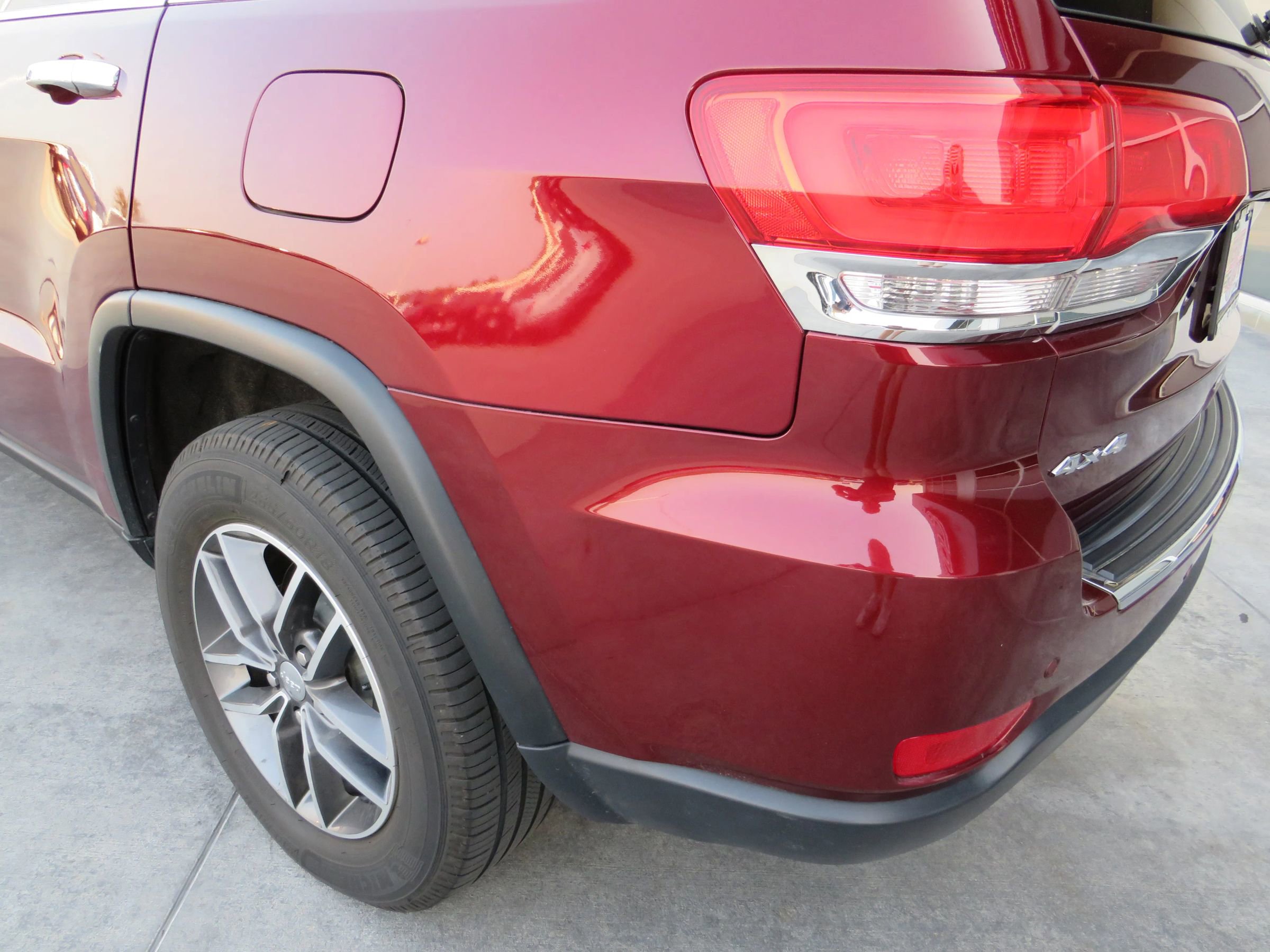 Used 2018 Jeep Grand Cherokee Limited image 31