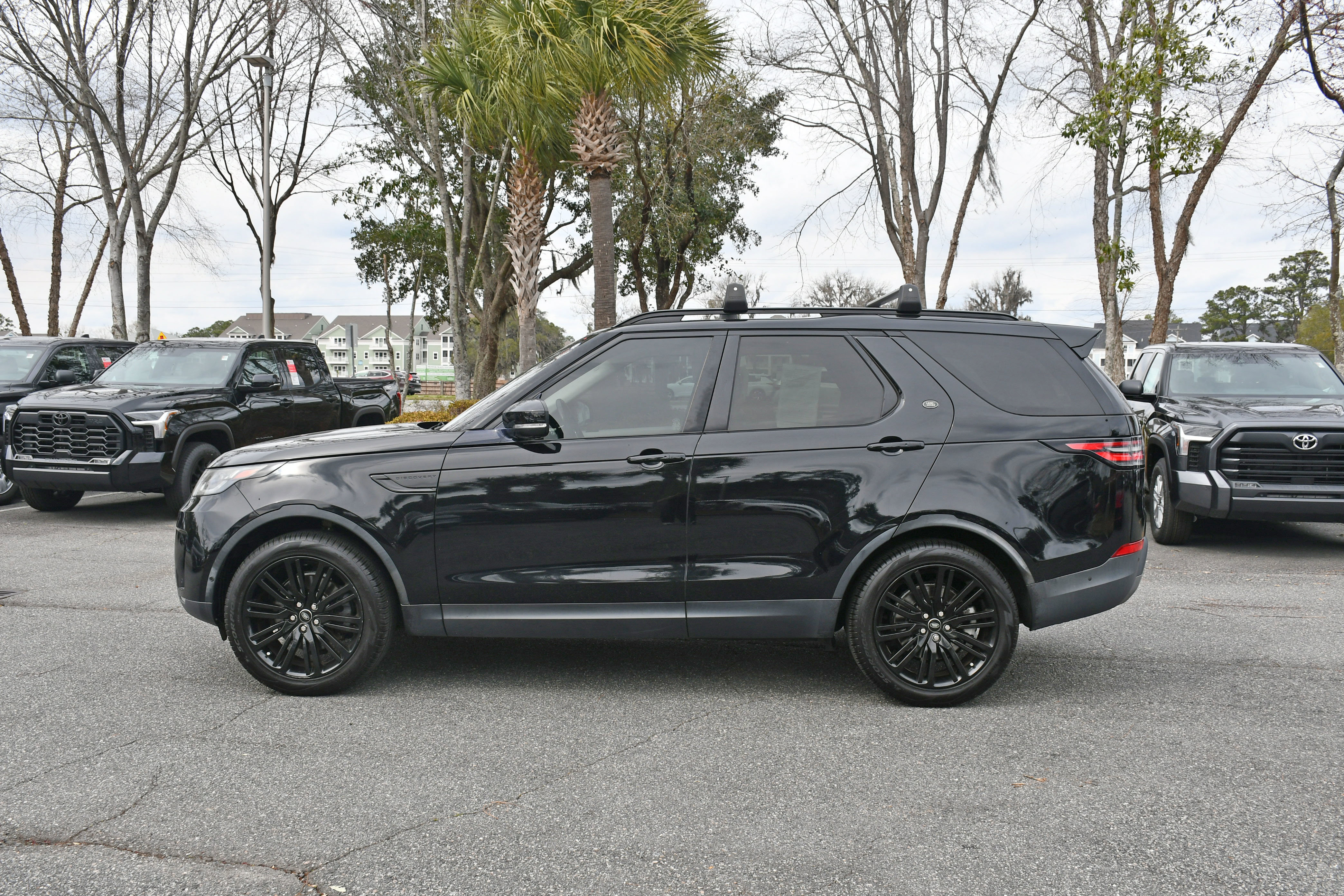 Used 2017 Land Rover Discovery HSE Luxury image 2