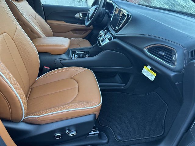 New 2026 Chrysler Pacifica Pinnacle image 13