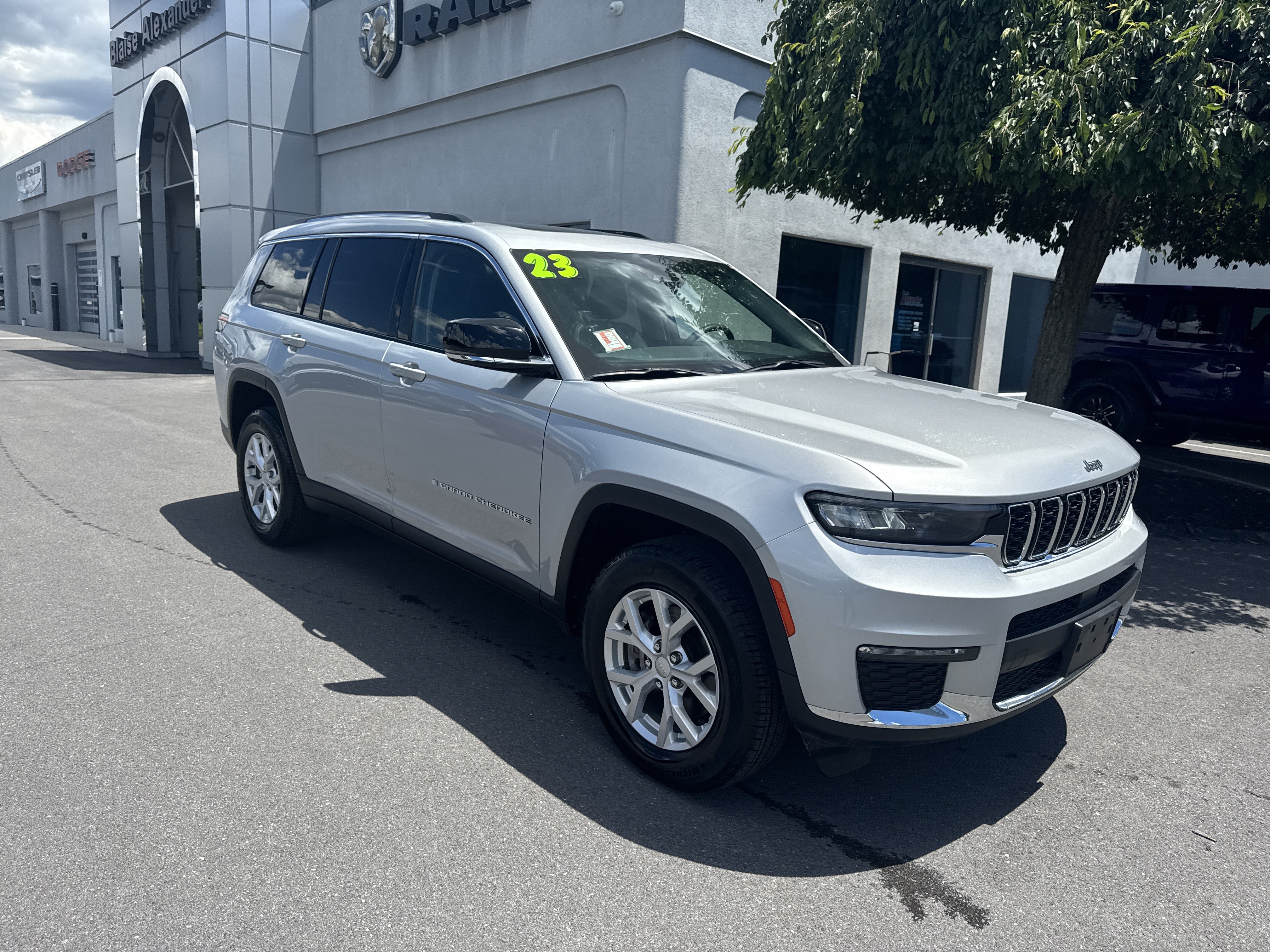 Used 2023 Jeep Grand Cherokee L Limited AWD/4WD image 1