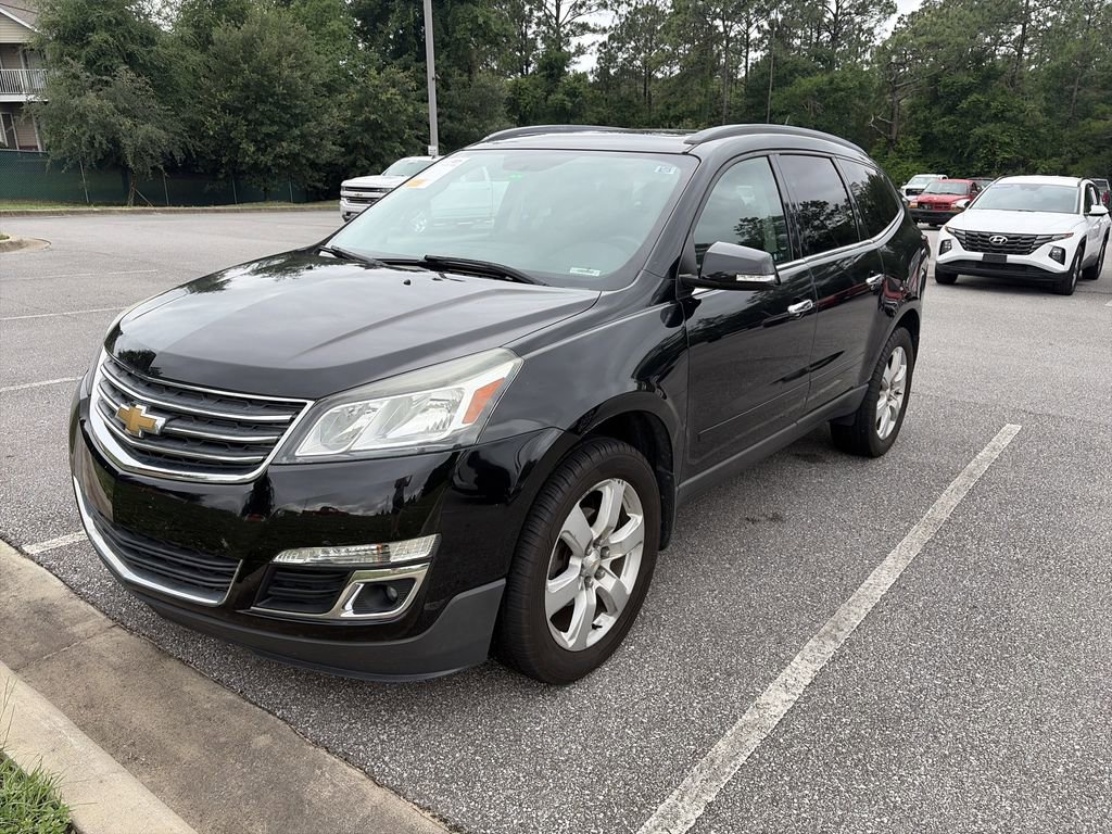 Used 2017 Chevrolet Traverse LT w/ Style and Technology Package FWD image 4