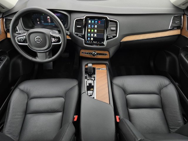 Used 2025 Volvo XC90 B6 Ultra AWD/4WD image 18