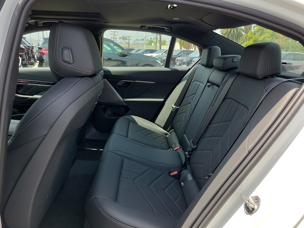 New 2026 BMW i5 M60 w/ Convenience Package RWD image 15
