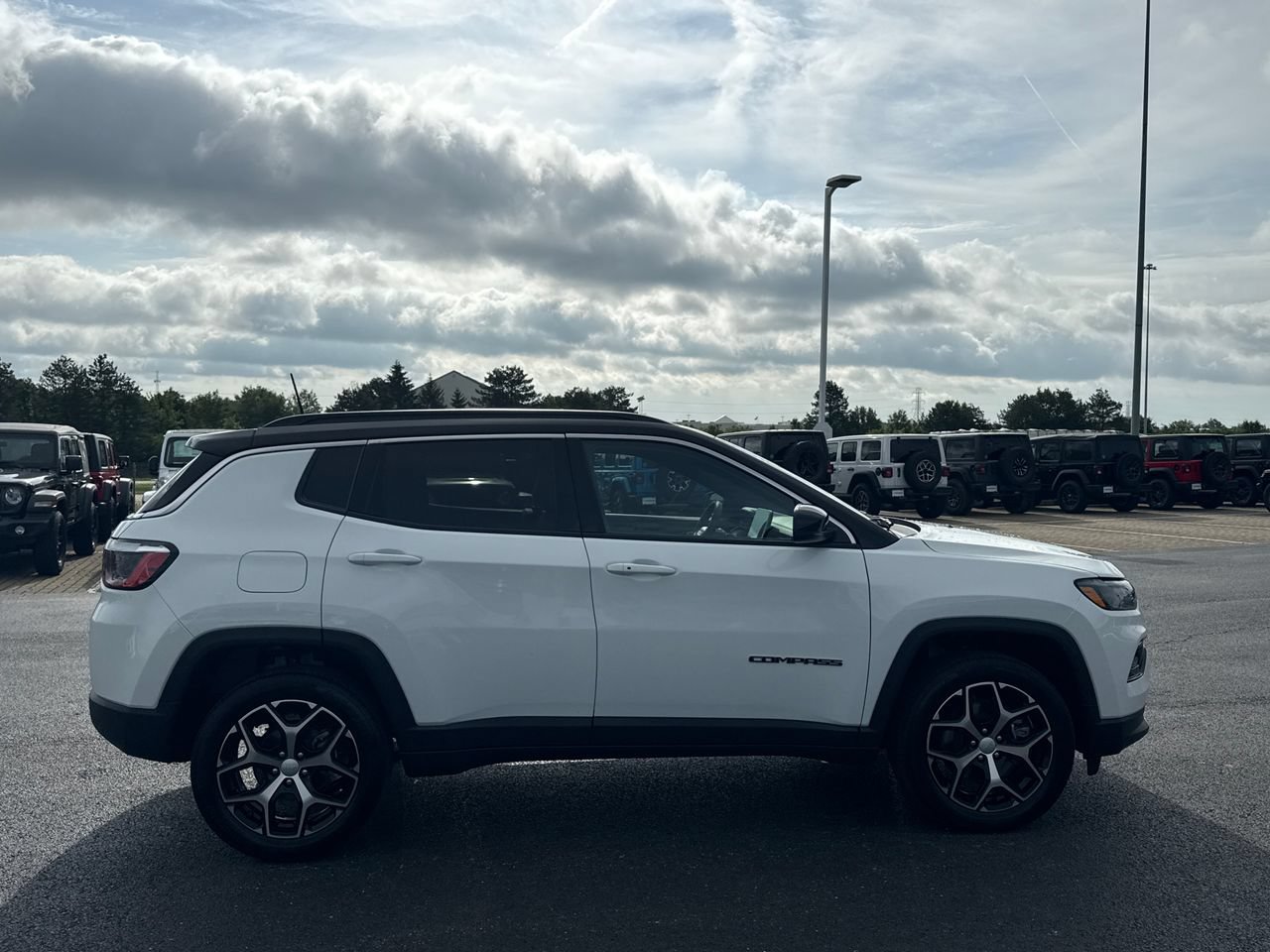 Used 2024 Jeep Compass Limited AWD/4WD image 2