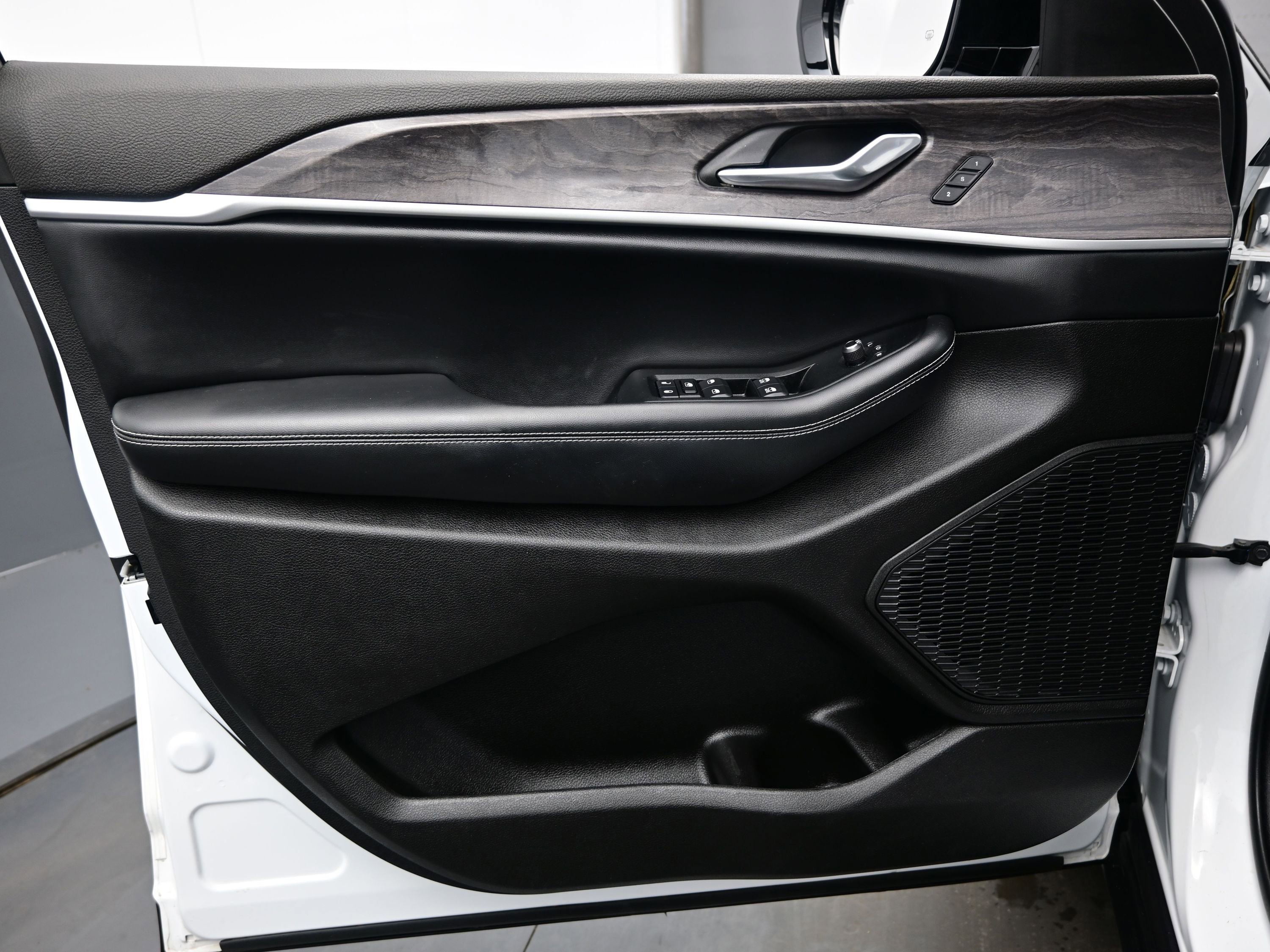 Used 2023 Jeep Grand Cherokee L Limited image 9