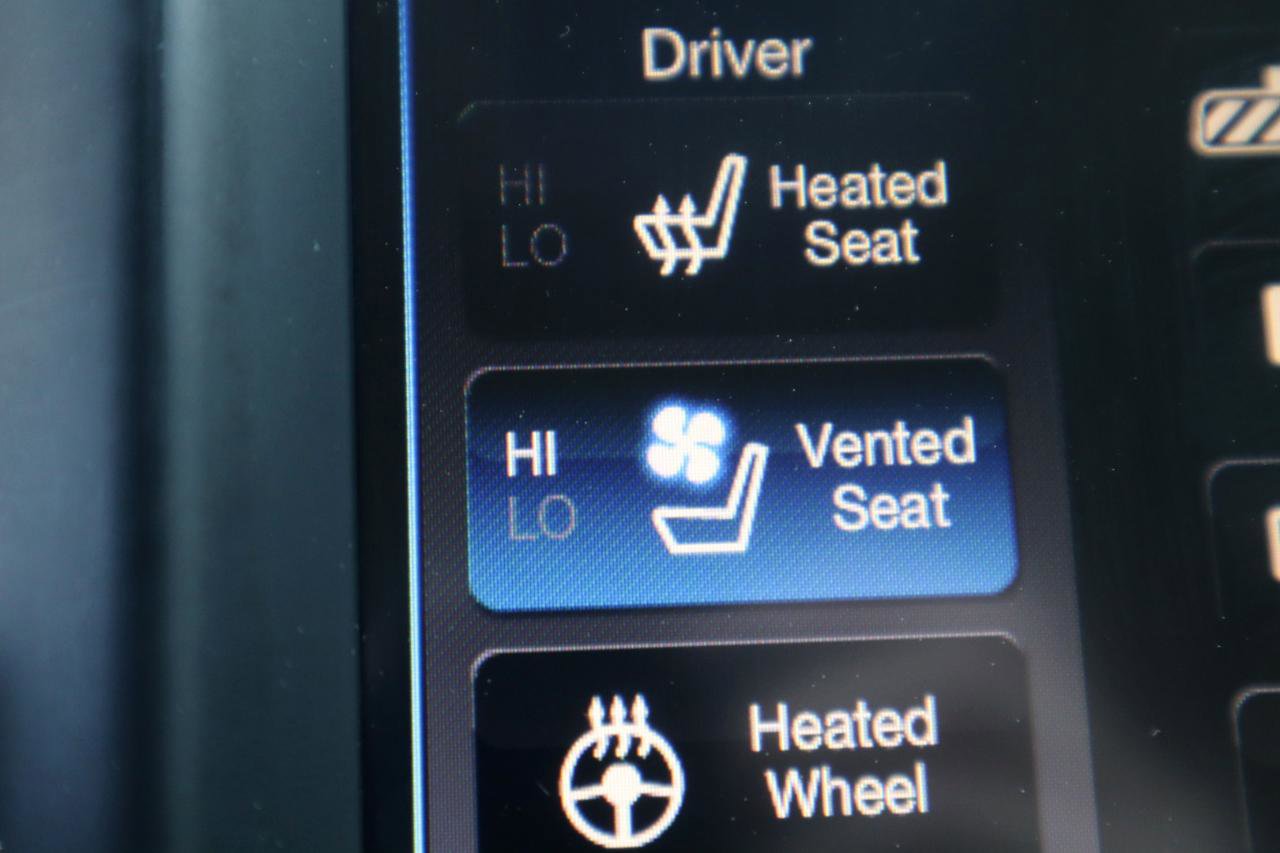 Used 2015 Chrysler 300 C w/ Light Group image 72