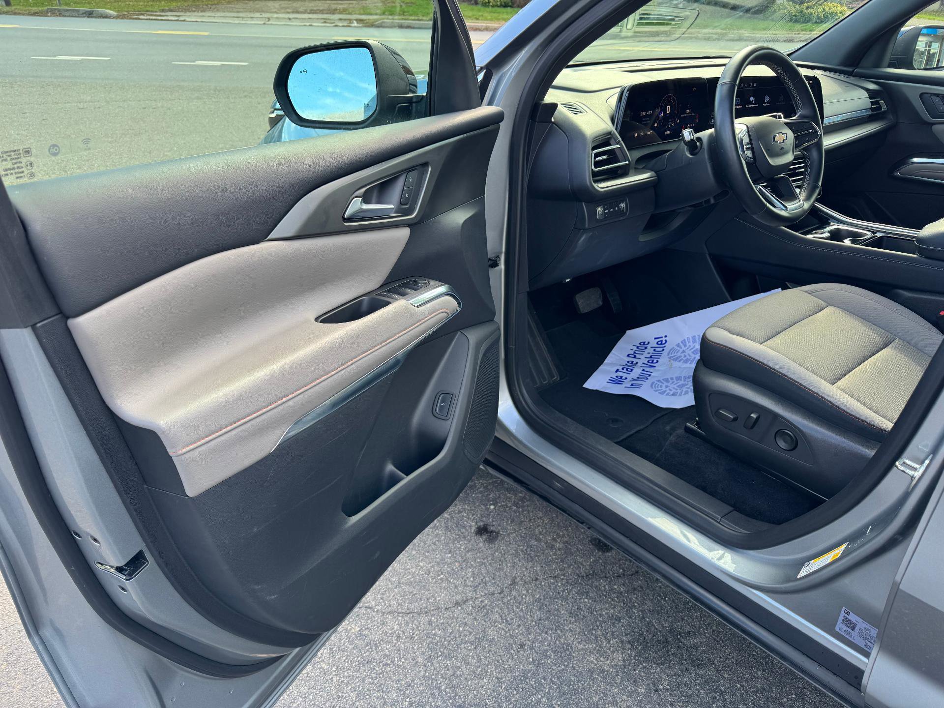 Used 2025 Chevrolet Traverse LT image 17