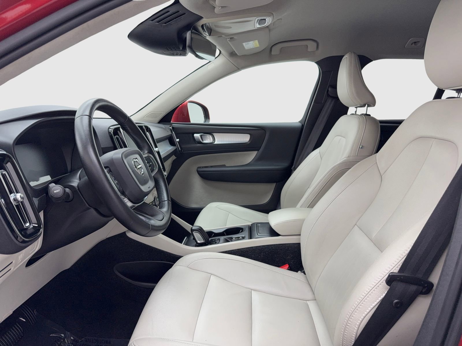 Used 2019 Volvo XC40 T4 Momentum image 17