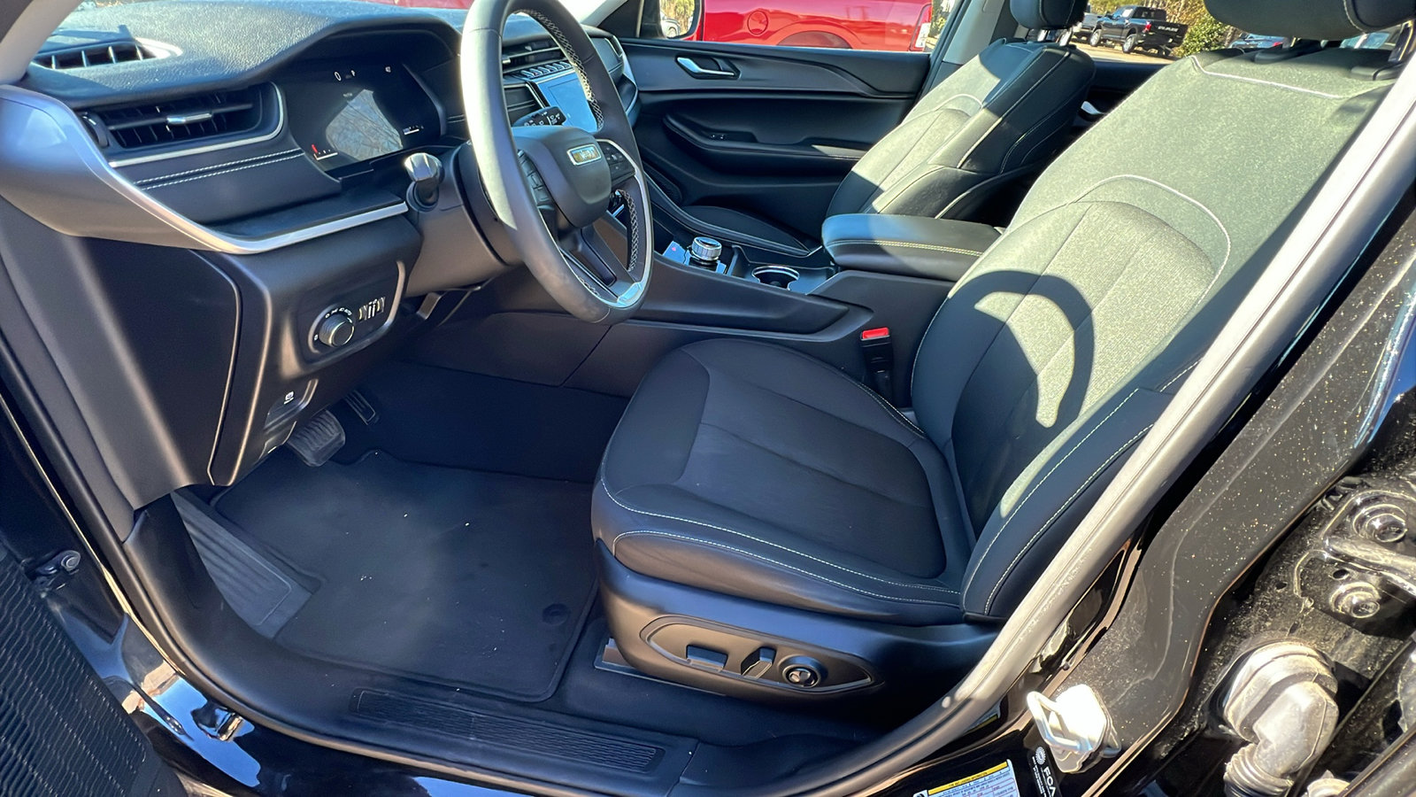 Used 2023 Jeep Grand Cherokee L Laredo image 15