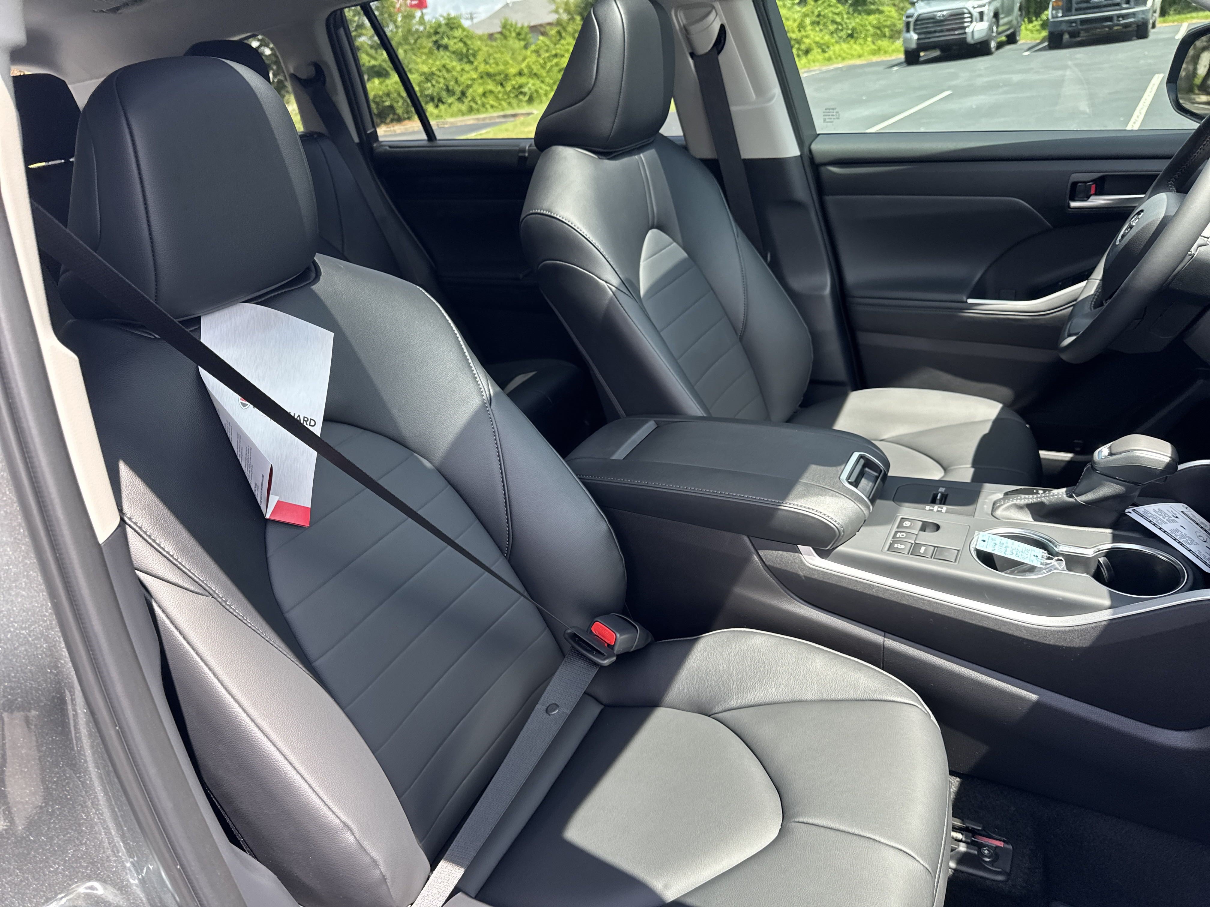 New 2025 Toyota Highlander XLE FWD image 34