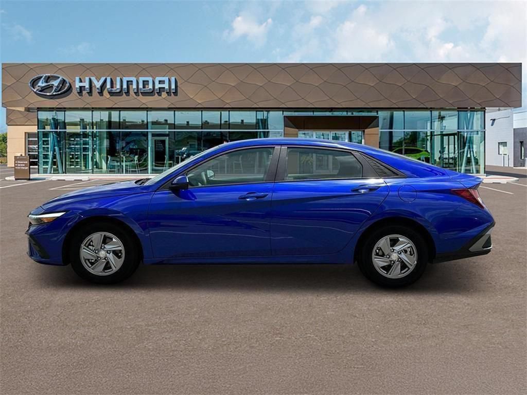New 2025 Hyundai Elantra SE FWD image 3