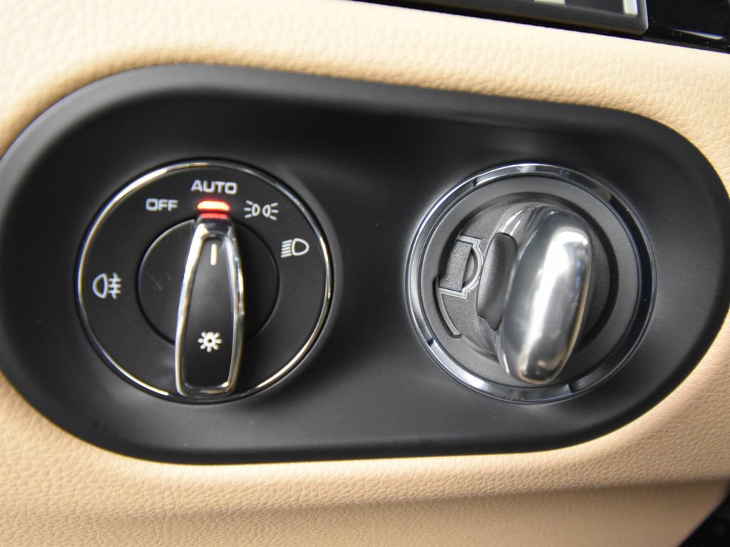 Used 2026 Porsche Macan AWD/4WD image 25