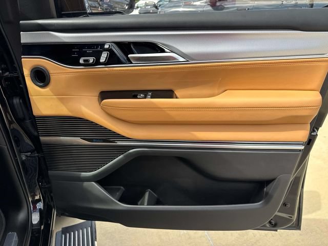 Used 2022 Jeep Grand Wagoneer Series III AWD/4WD image 19