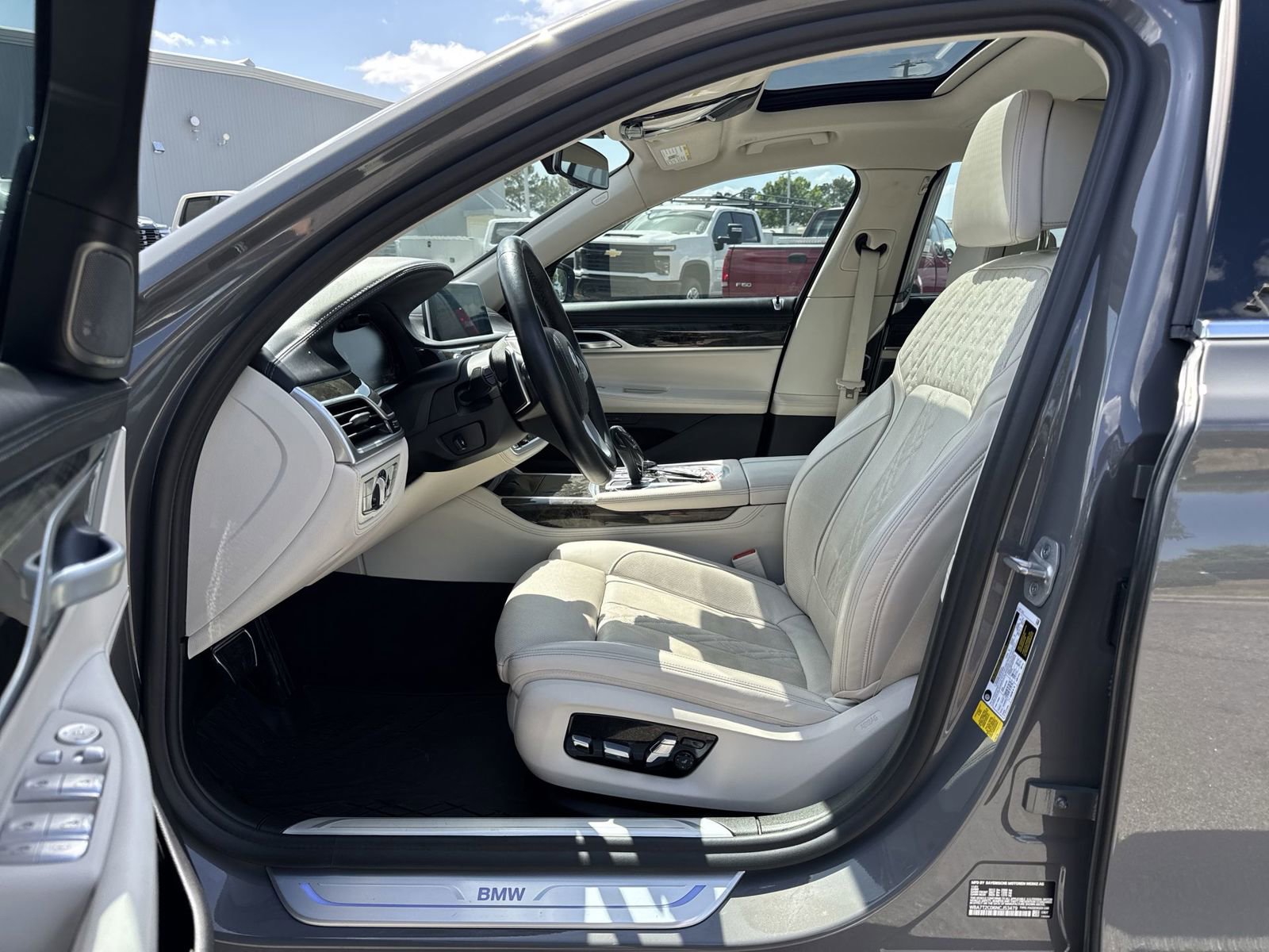 Used 2022 BMW 740i w/ Premium Package image 16
