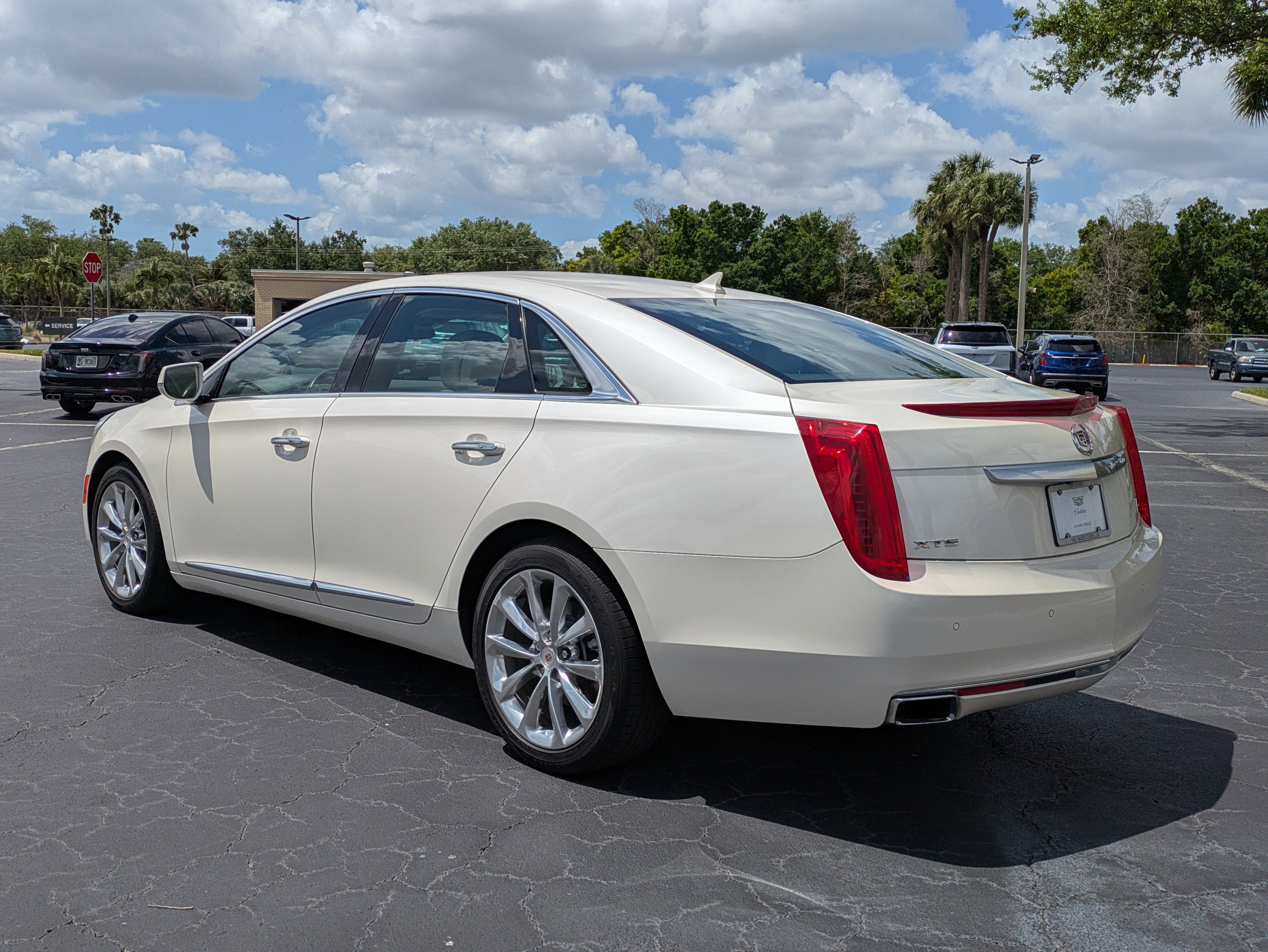 Used 2014 Cadillac XTS Luxury w/ Driver Awareness Package image 4