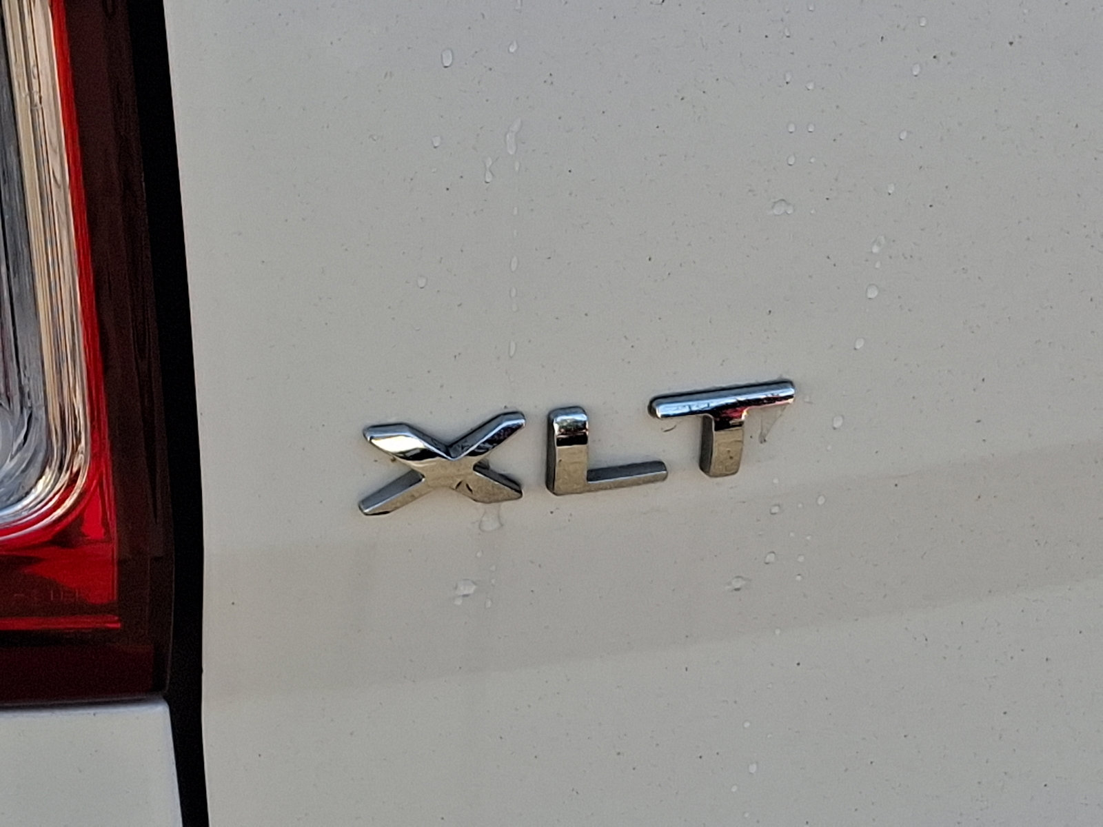 Used 2015 Ford Explorer XLT image 30