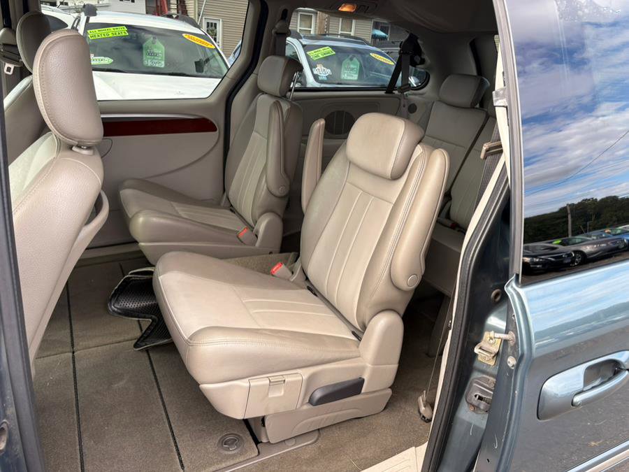 Used 2007 Chrysler Town & Country Touring image 6
