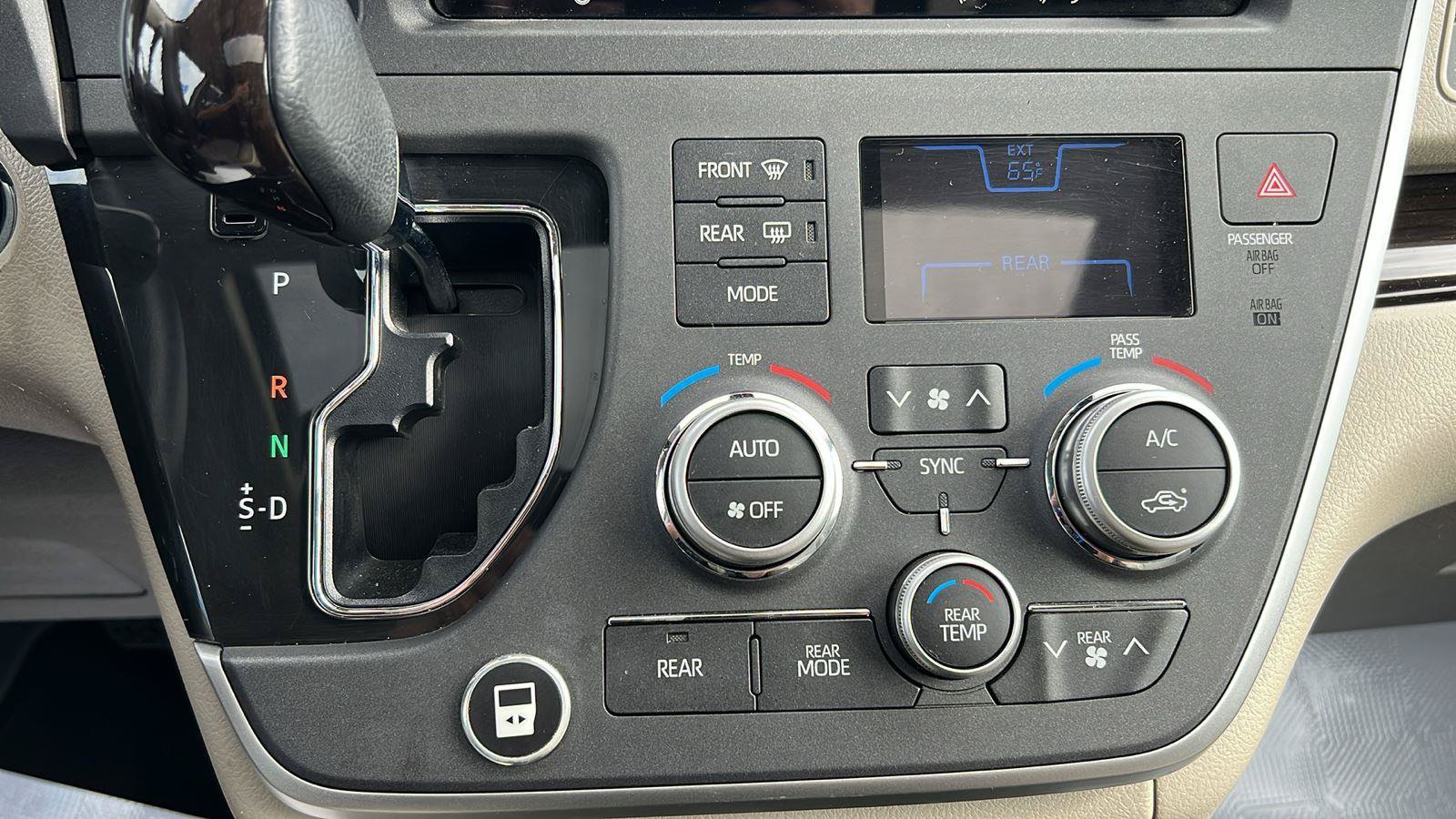 Used 2020 Toyota Sienna XLE w/ XLE Navigation Package FWD image 27