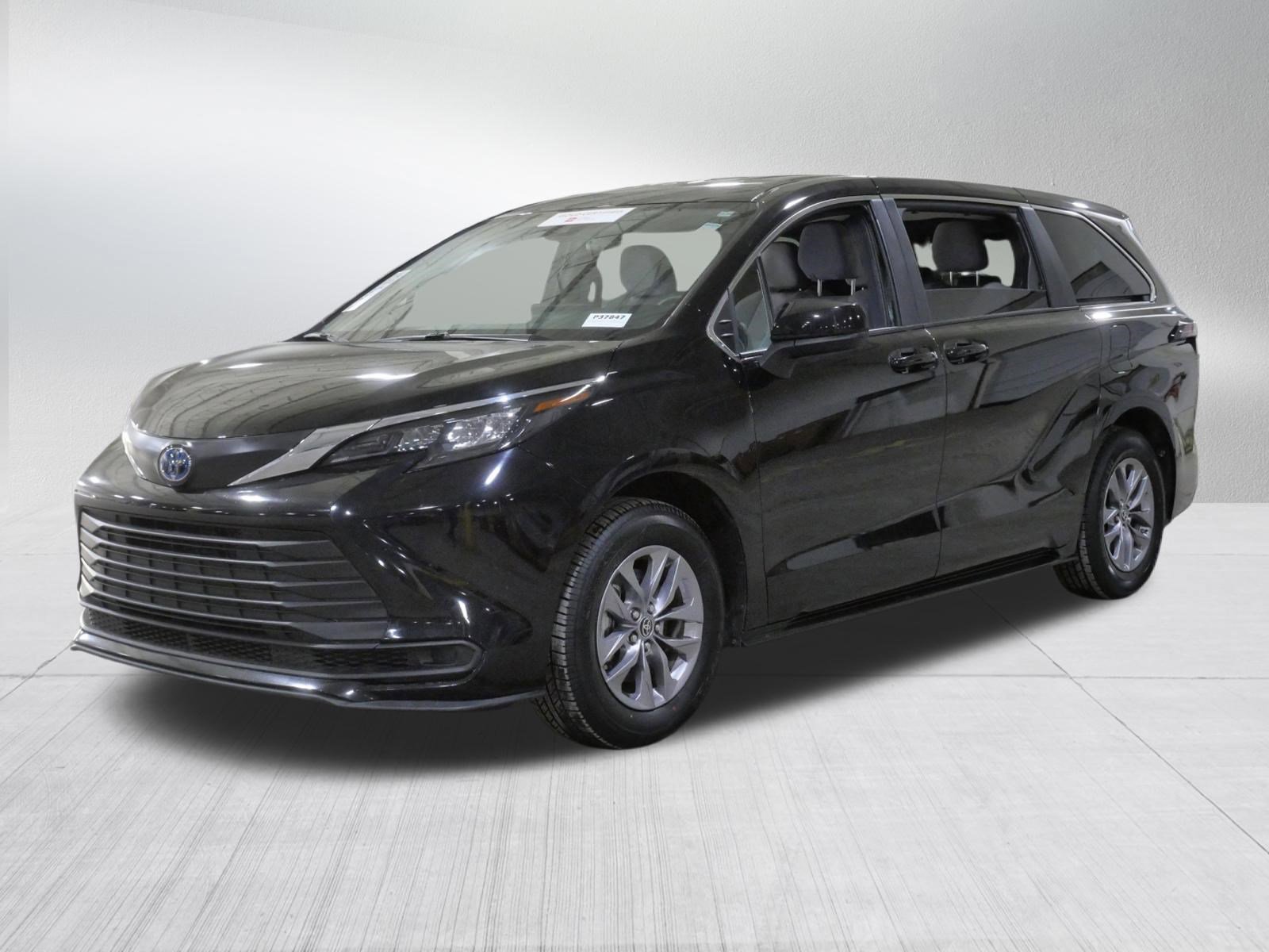 Certified 2025 Toyota Sienna LE image 3