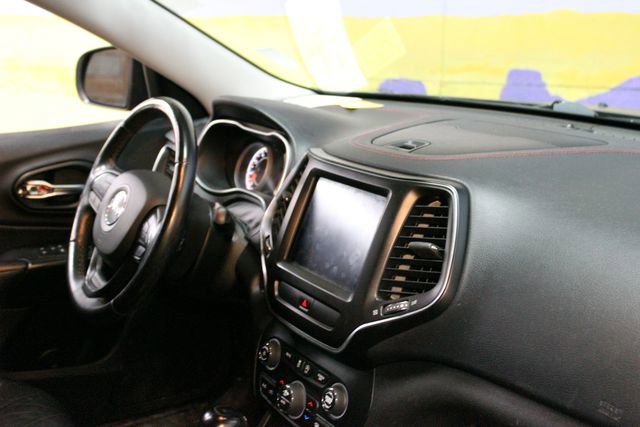 Used 2019 Jeep Cherokee Trailhawk AWD/4WD image 10