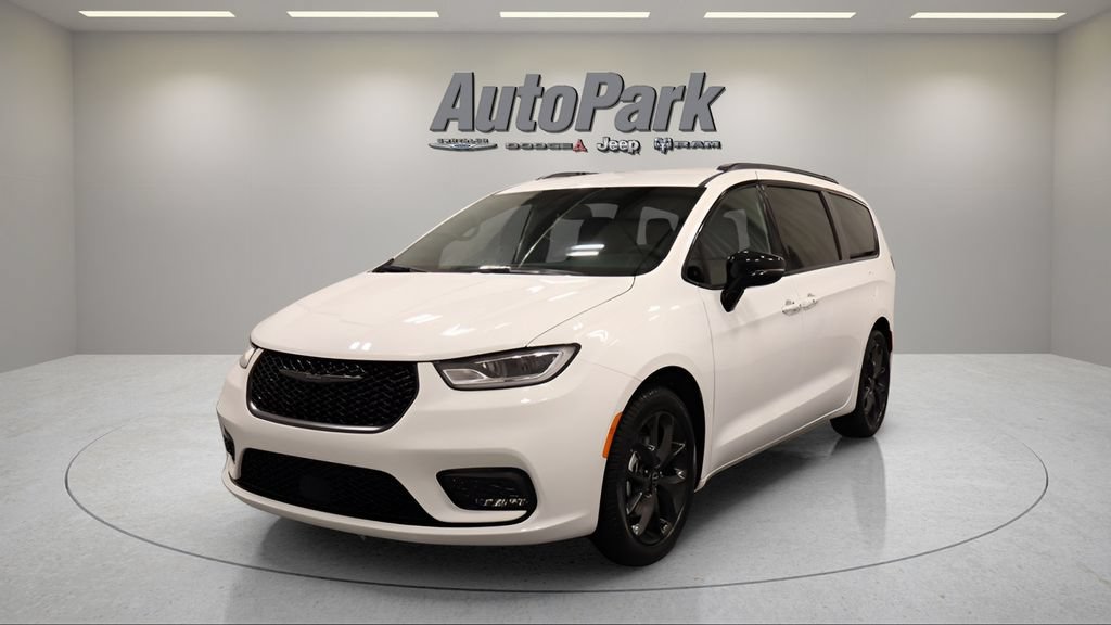 New 2026 Chrysler Pacifica Select w/ S Appearance Package FWD image 3