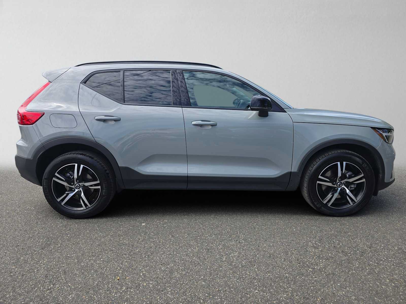 Used 2026 Volvo XC40 B5 Core w/ Climate Package AWD/4WD image 2