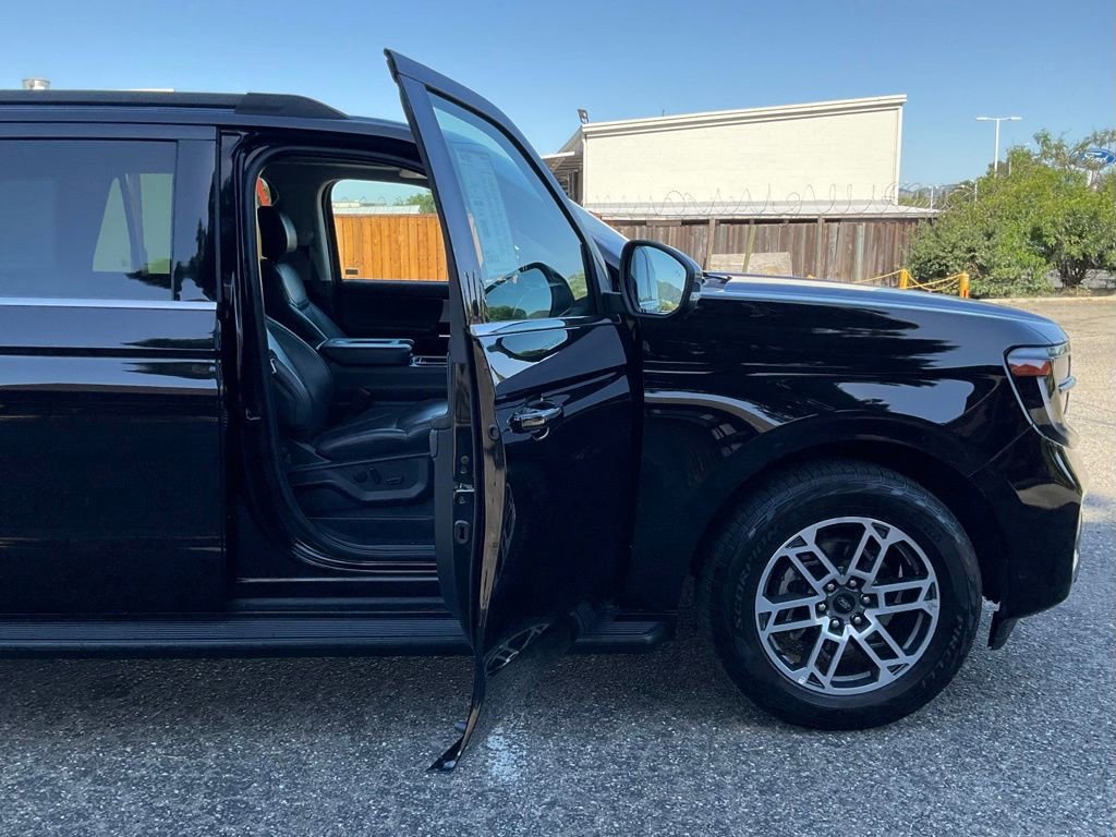 Used 2025 Ford Expedition Max Active AWD/4WD image 34