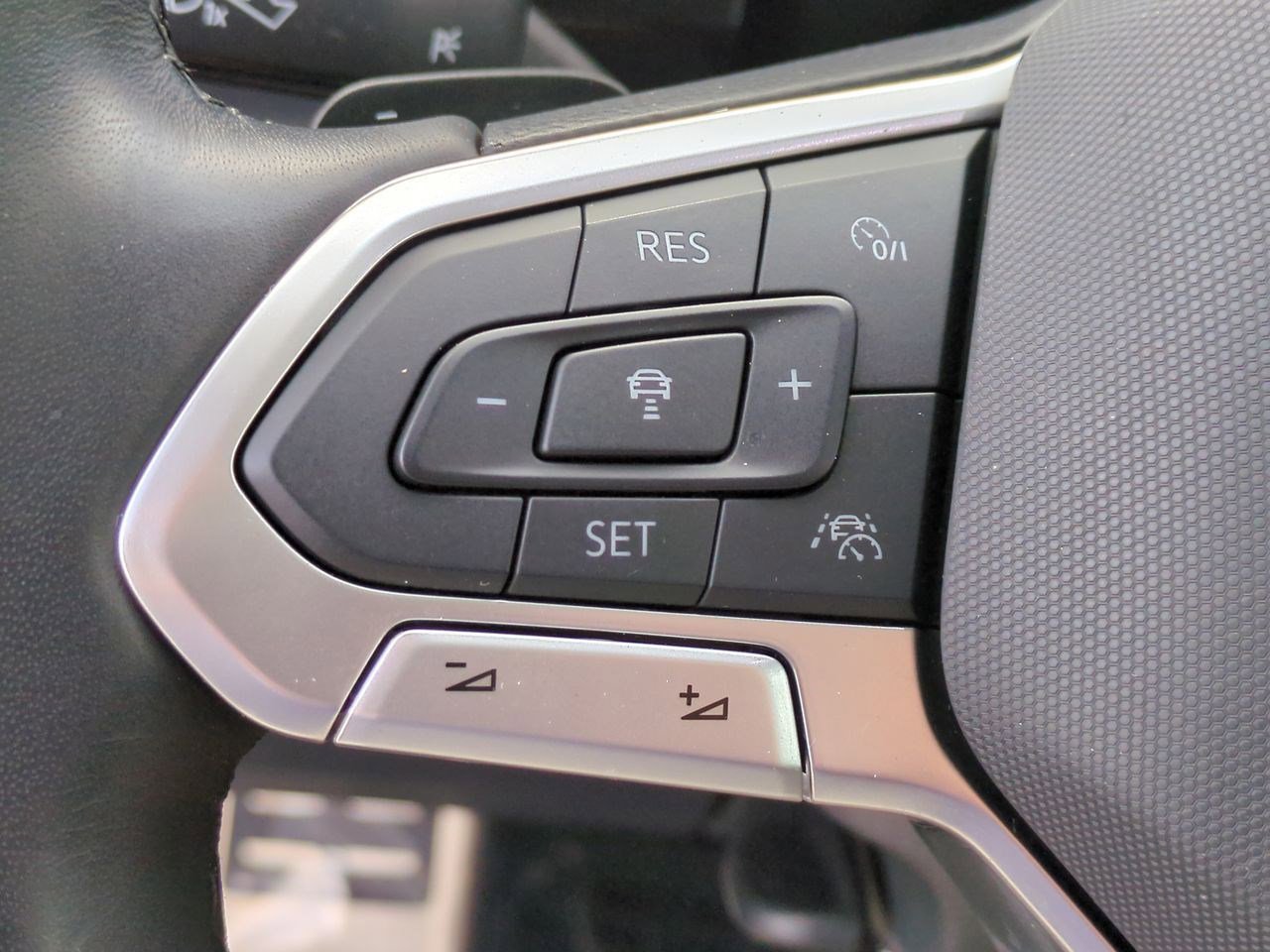 Used 2025 Volkswagen Atlas SEL Premium R-Line image 21