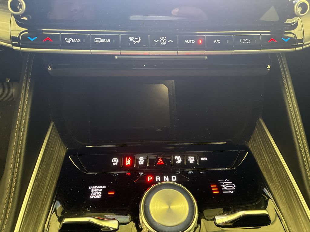 Used 2024 Jeep Wagoneer Series III AWD/4WD image 21