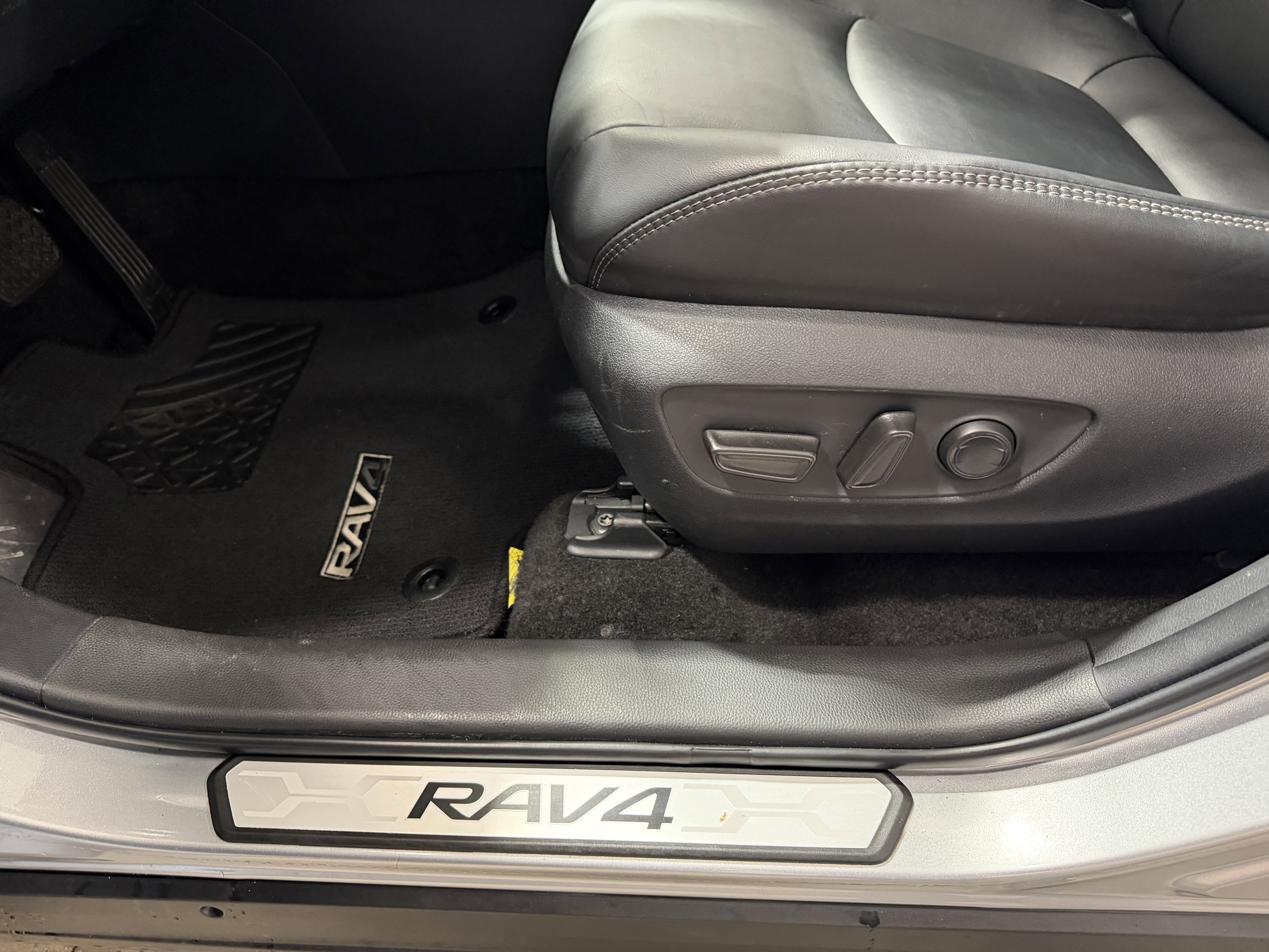 Used 2025 Toyota RAV4 XLE Premium image 14