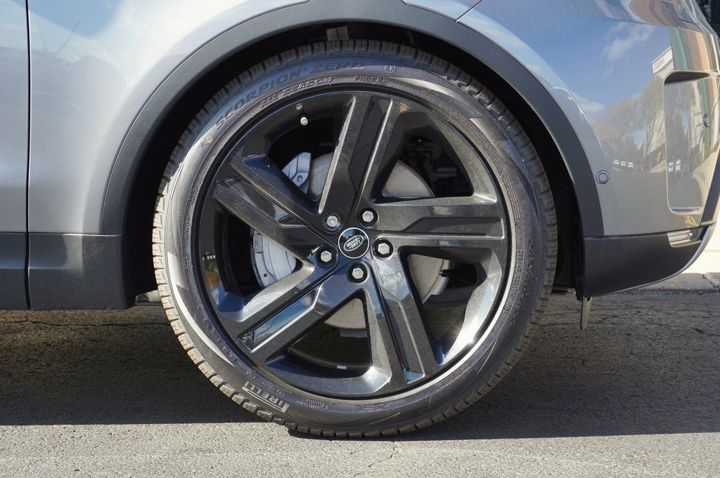 New 2025 Land Rover Discovery S image 9