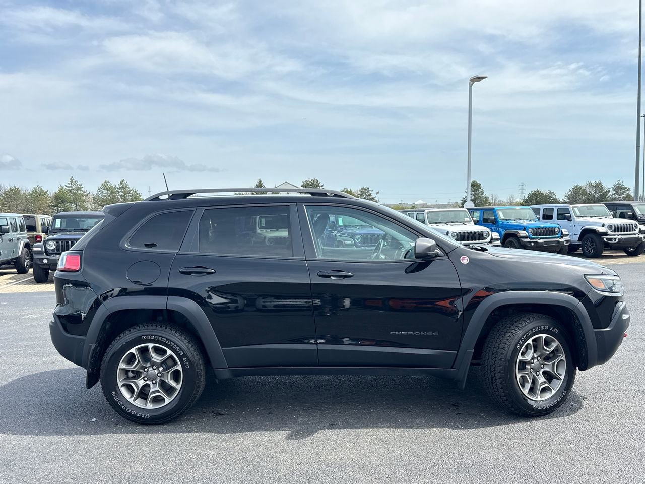 Used 2020 Jeep Cherokee Trailhawk w/ Comfort & Convenience Group AWD/4WD image 2