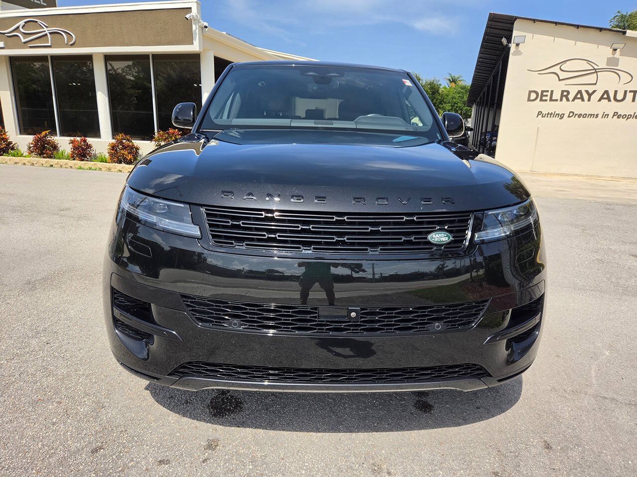 Used 2025 Land Rover Range Rover Sport SE AWD/4WD image 2