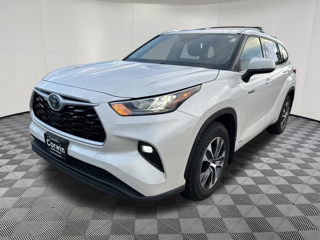 Used 2020 Toyota Highlander XLE AWD/4WD image 3